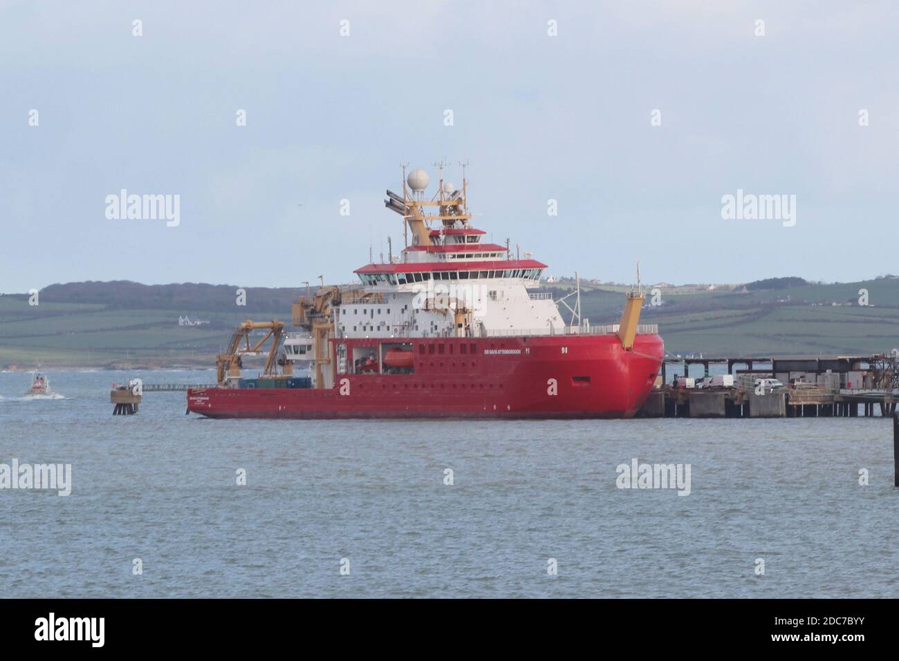 Mercredi 18 novembre 2020.RRS le navire de recherche Sir David Attenborough s'est amarré à Holyhead lors d'une pause dans ses essais au large de la côte nord du pays de Galles, Le navire a terminé sa première série de tests techniques et, peu après son arrivée, sera remis au conseil de recherche sur l'environnement naturel et à l'enquête britannique sur l'Antarctique crédit : Mike Clarke / Alay Live News Banque D'Images