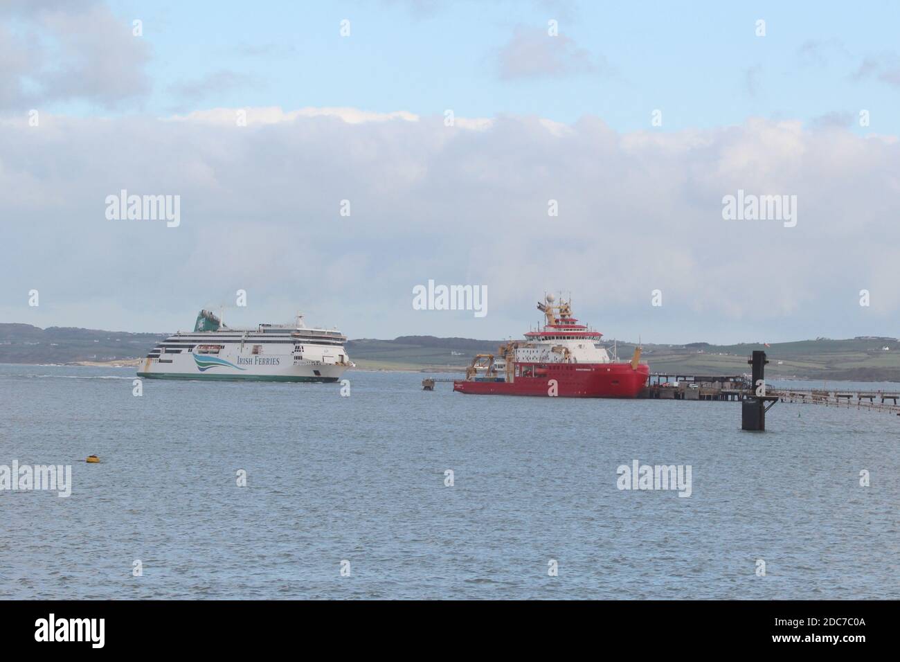 Mercredi 18 novembre 2020.RRS le navire de recherche Sir David Attenborough s'est amarré à Holyhead lors d'une pause dans ses essais au large de la côte nord du pays de Galles, Le navire a terminé sa première série de tests techniques et, peu après son arrivée, sera remis au conseil de recherche sur l'environnement naturel et à l'enquête britannique sur l'Antarctique crédit : Mike Clarke / Alay Live News Banque D'Images