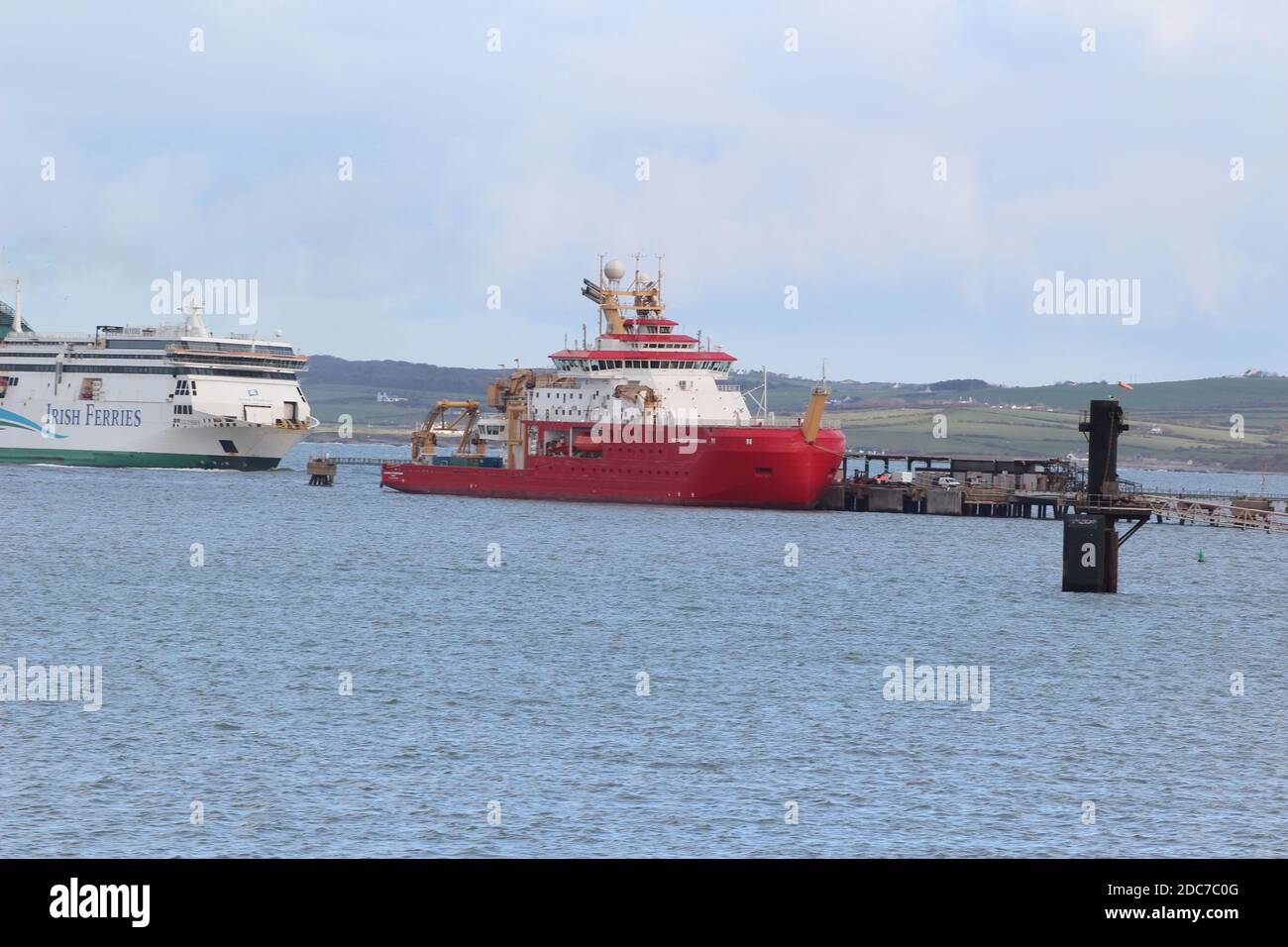 Mercredi 18 novembre 2020.RRS le navire de recherche Sir David Attenborough s'est amarré à Holyhead lors d'une pause dans ses essais au large de la côte nord du pays de Galles, Le navire a terminé sa première série de tests techniques et, peu après son arrivée, sera remis au conseil de recherche sur l'environnement naturel et à l'enquête britannique sur l'Antarctique crédit : Mike Clarke / Alay Live News Banque D'Images