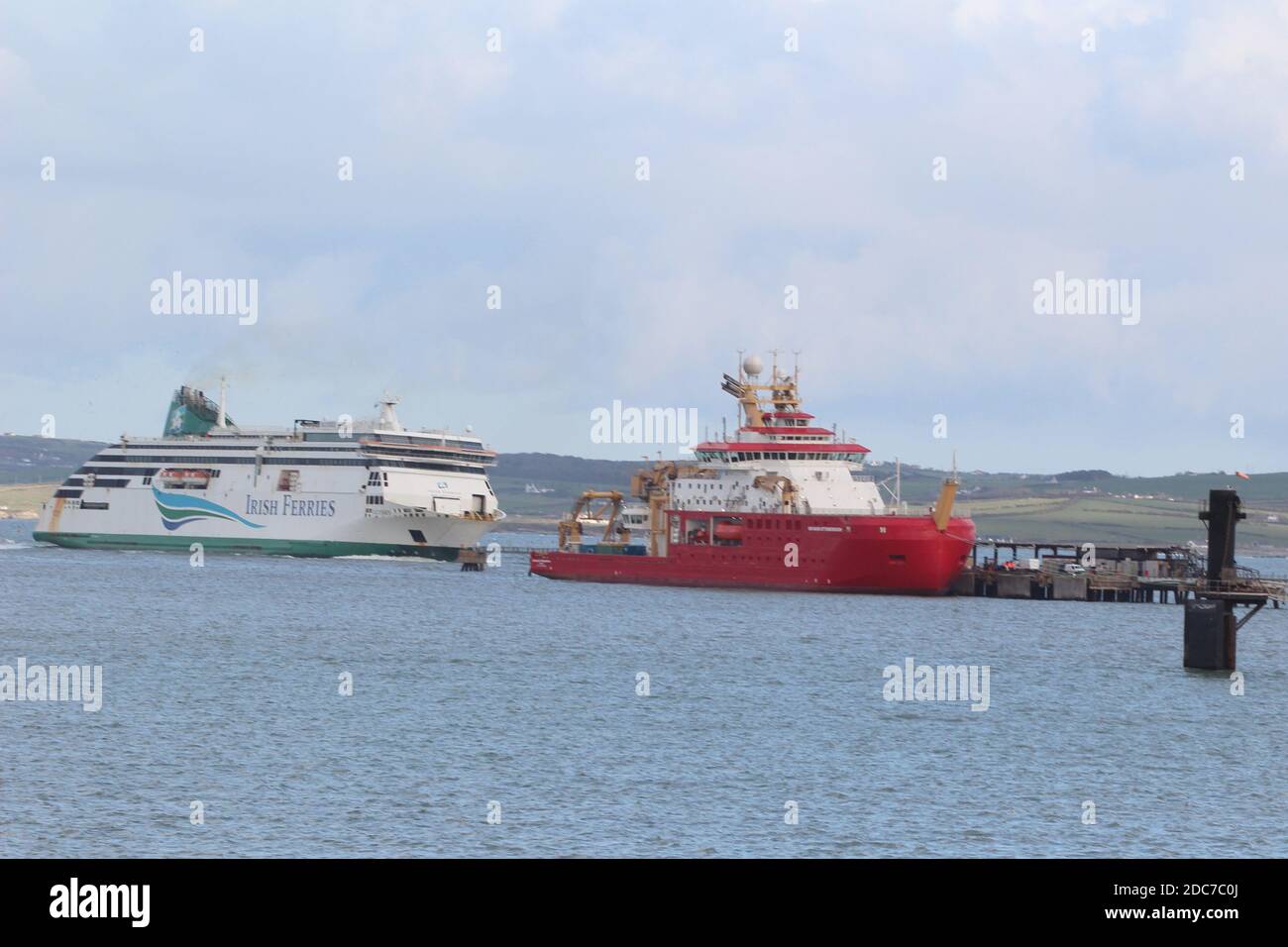 Mercredi 18 novembre 2020.RRS le navire de recherche Sir David Attenborough s'est amarré à Holyhead lors d'une pause dans ses essais au large de la côte nord du pays de Galles, Le navire a terminé sa première série de tests techniques et, peu après son arrivée, sera remis au conseil de recherche sur l'environnement naturel et à l'enquête britannique sur l'Antarctique crédit : Mike Clarke / Alay Live News Banque D'Images