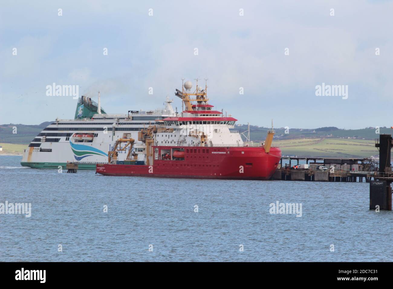 Mercredi 18 novembre 2020.RRS le navire de recherche Sir David Attenborough s'est amarré à Holyhead lors d'une pause dans ses essais au large de la côte nord du pays de Galles, Le navire a terminé sa première série de tests techniques et, peu après son arrivée, sera remis au conseil de recherche sur l'environnement naturel et à l'enquête britannique sur l'Antarctique crédit : Mike Clarke / Alay Live News Banque D'Images