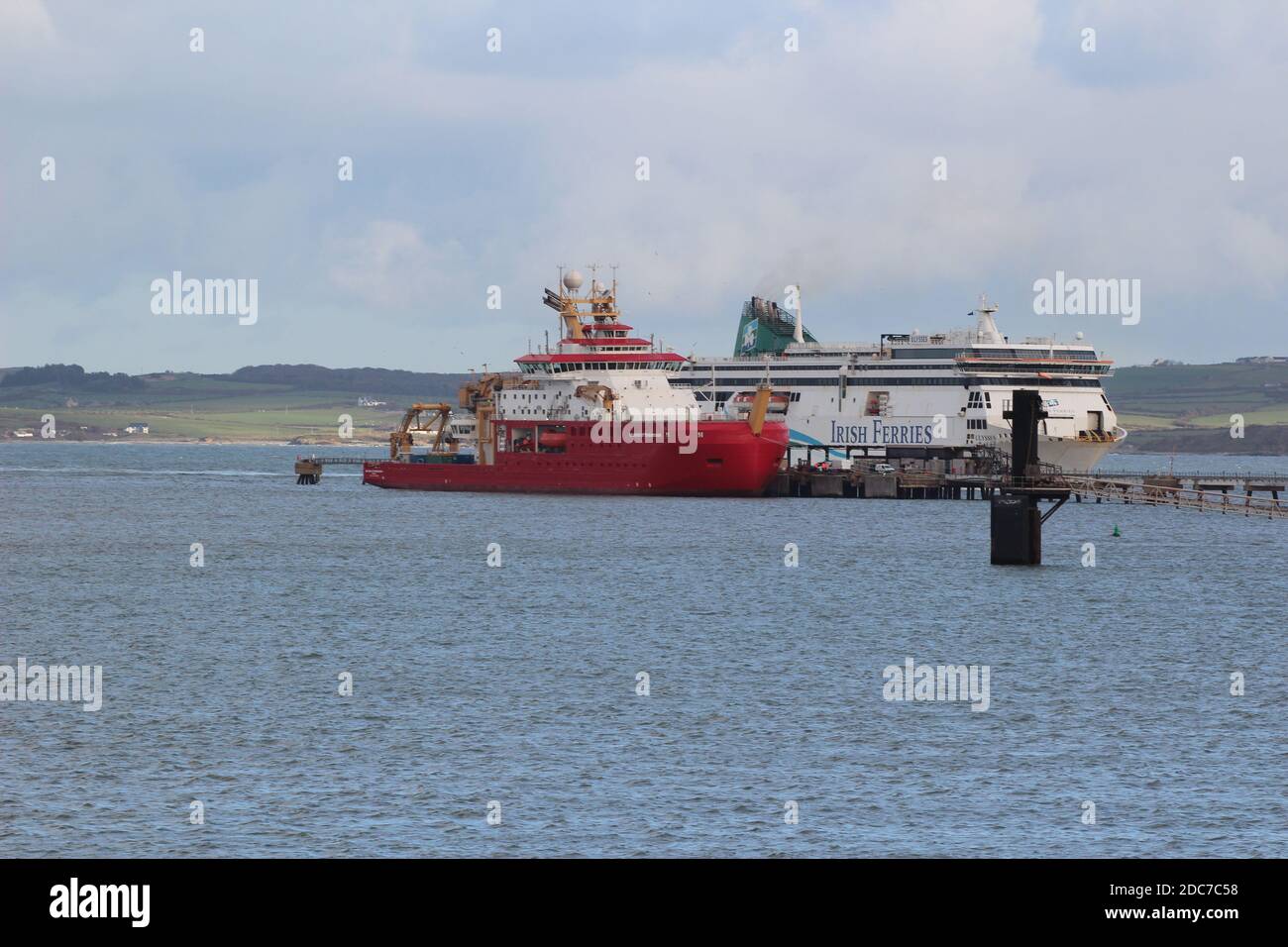 Mercredi 18 novembre 2020.RRS le navire de recherche Sir David Attenborough s'est amarré à Holyhead lors d'une pause dans ses essais au large de la côte nord du pays de Galles, Le navire a terminé sa première série de tests techniques et, peu après son arrivée, sera remis au conseil de recherche sur l'environnement naturel et à l'enquête britannique sur l'Antarctique crédit : Mike Clarke / Alay Live News Banque D'Images