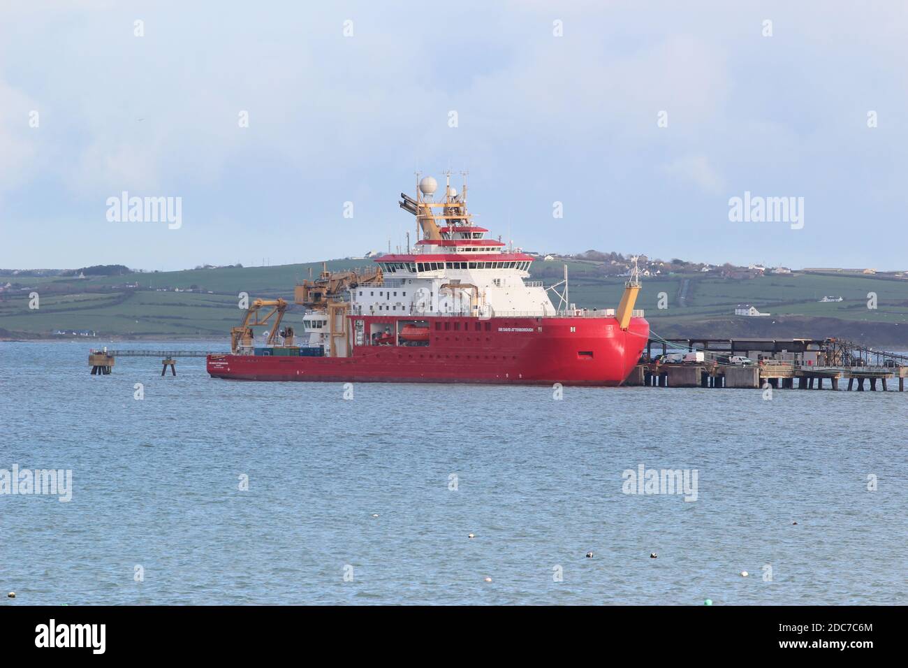 Mercredi 18 novembre 2020.RRS le navire de recherche Sir David Attenborough s'est amarré à Holyhead lors d'une pause dans ses essais au large de la côte nord du pays de Galles, Le navire a terminé sa première série de tests techniques et, peu après son arrivée, sera remis au conseil de recherche sur l'environnement naturel et à l'enquête britannique sur l'Antarctique crédit : Mike Clarke / Alay Live News Banque D'Images