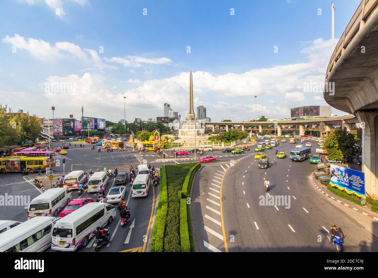 Le paysage urbain de Bangkok en Thaïlande montrant le Monument de la victoire en arrière-plan Banque D'Images