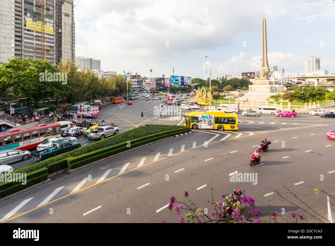 Le paysage urbain de Bangkok en Thaïlande montrant le Monument de la victoire en arrière-plan Banque D'Images