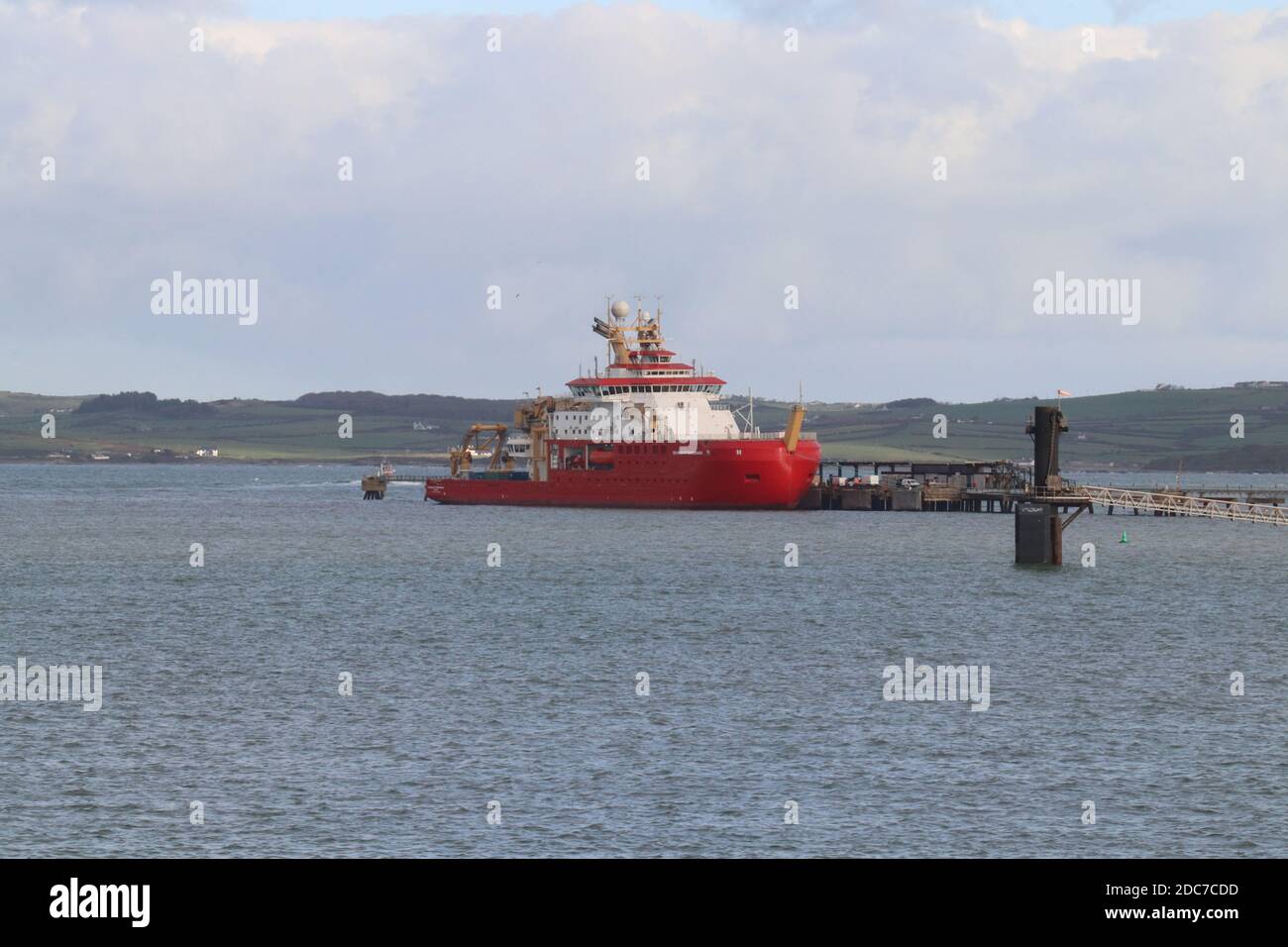 Mercredi 18 novembre 2020.RRS le navire de recherche Sir David Attenborough s'est amarré à Holyhead lors d'une pause dans ses essais au large de la côte nord du pays de Galles, Le navire a terminé sa première série de tests techniques et, peu après son arrivée, sera remis au conseil de recherche sur l'environnement naturel et à l'enquête britannique sur l'Antarctique crédit : Mike Clarke / Alay Live News Banque D'Images