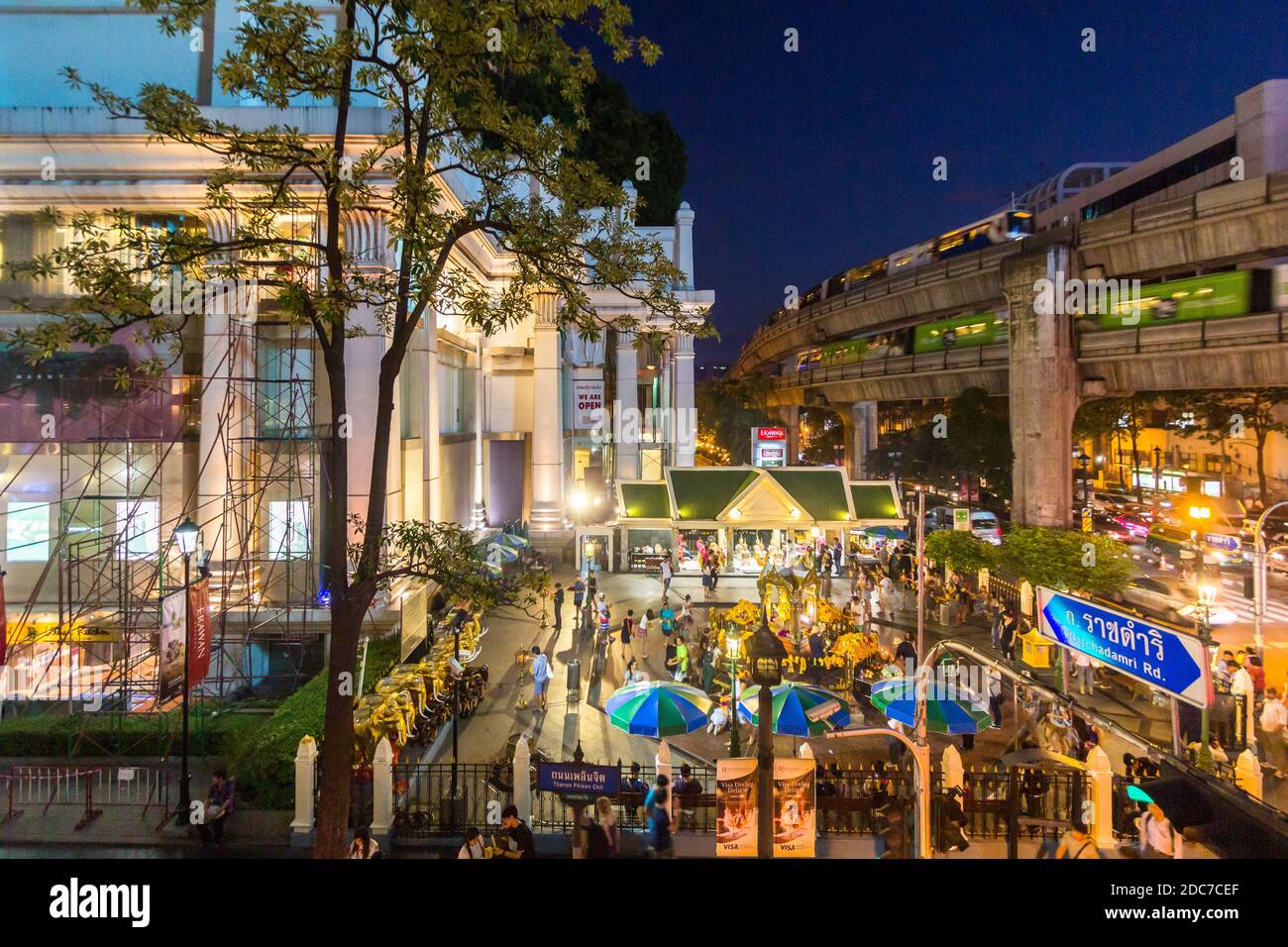 De nombreux thaïlandais proposent des prières au célèbre sanctuaire Erawan de Bangkok, en Thaïlande Banque D'Images