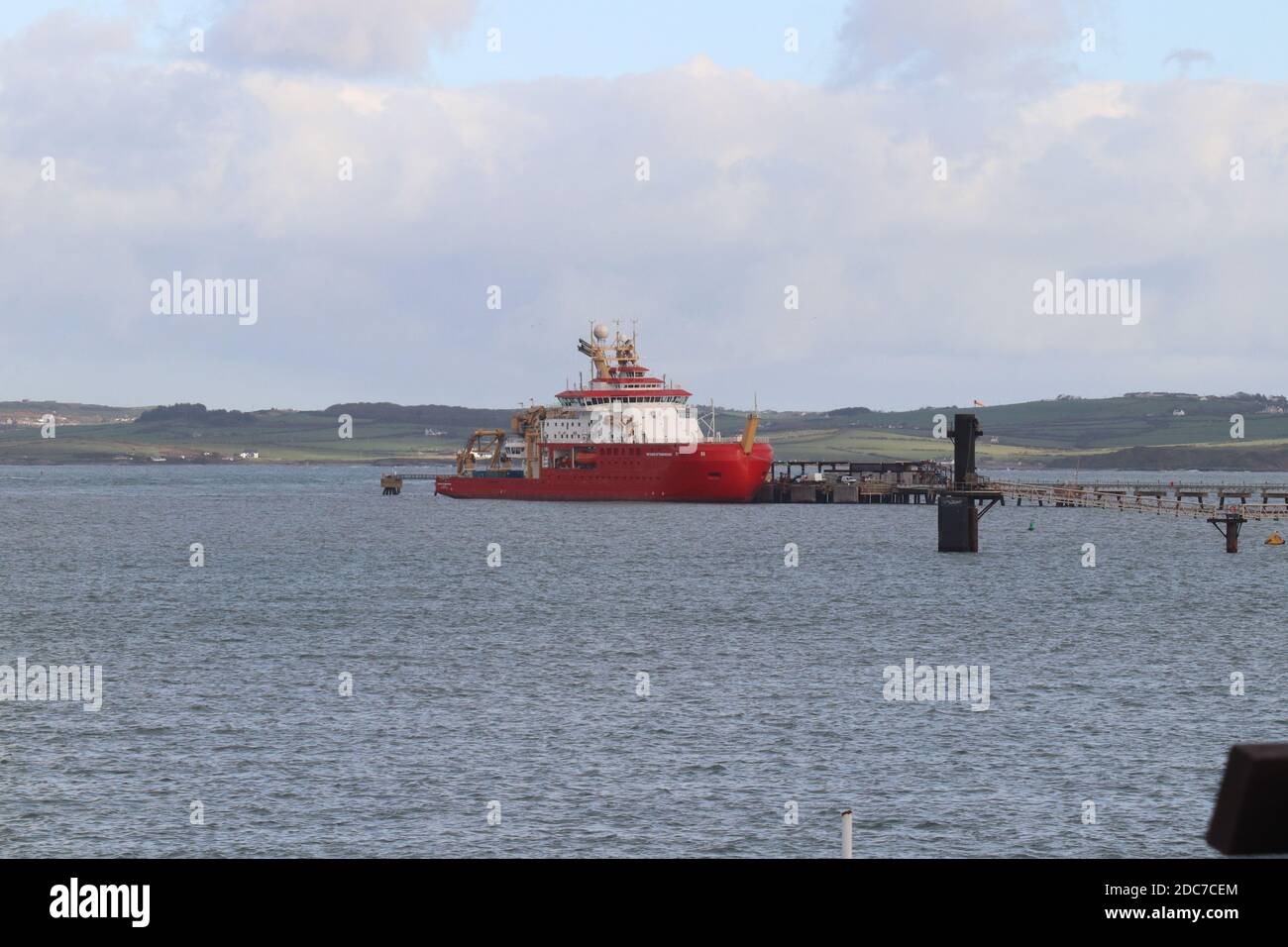 Mercredi 18 novembre 2020.RRS le navire de recherche Sir David Attenborough s'est amarré à Holyhead lors d'une pause dans ses essais au large de la côte nord du pays de Galles, Le navire a terminé sa première série de tests techniques et, peu après son arrivée, sera remis au conseil de recherche sur l'environnement naturel et à l'enquête britannique sur l'Antarctique crédit : Mike Clarke / Alay Live News Banque D'Images