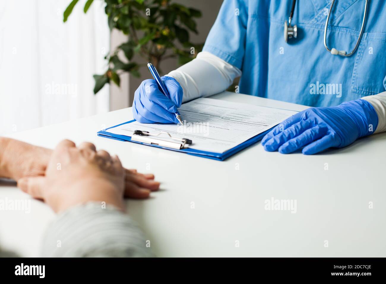 Médecin généraliste effectuant l'examen du patient dans le cabinet du médecin, en remplissant le médecin formulaire de carte, consultation diagnostique et prévention des femmes d Banque D'Images