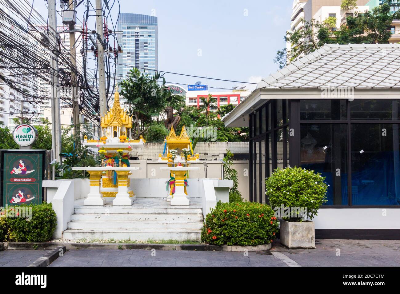 Une maison d'esprit thaïlandaise est un point de vue commun dans les rues de Thaïlande Banque D'Images