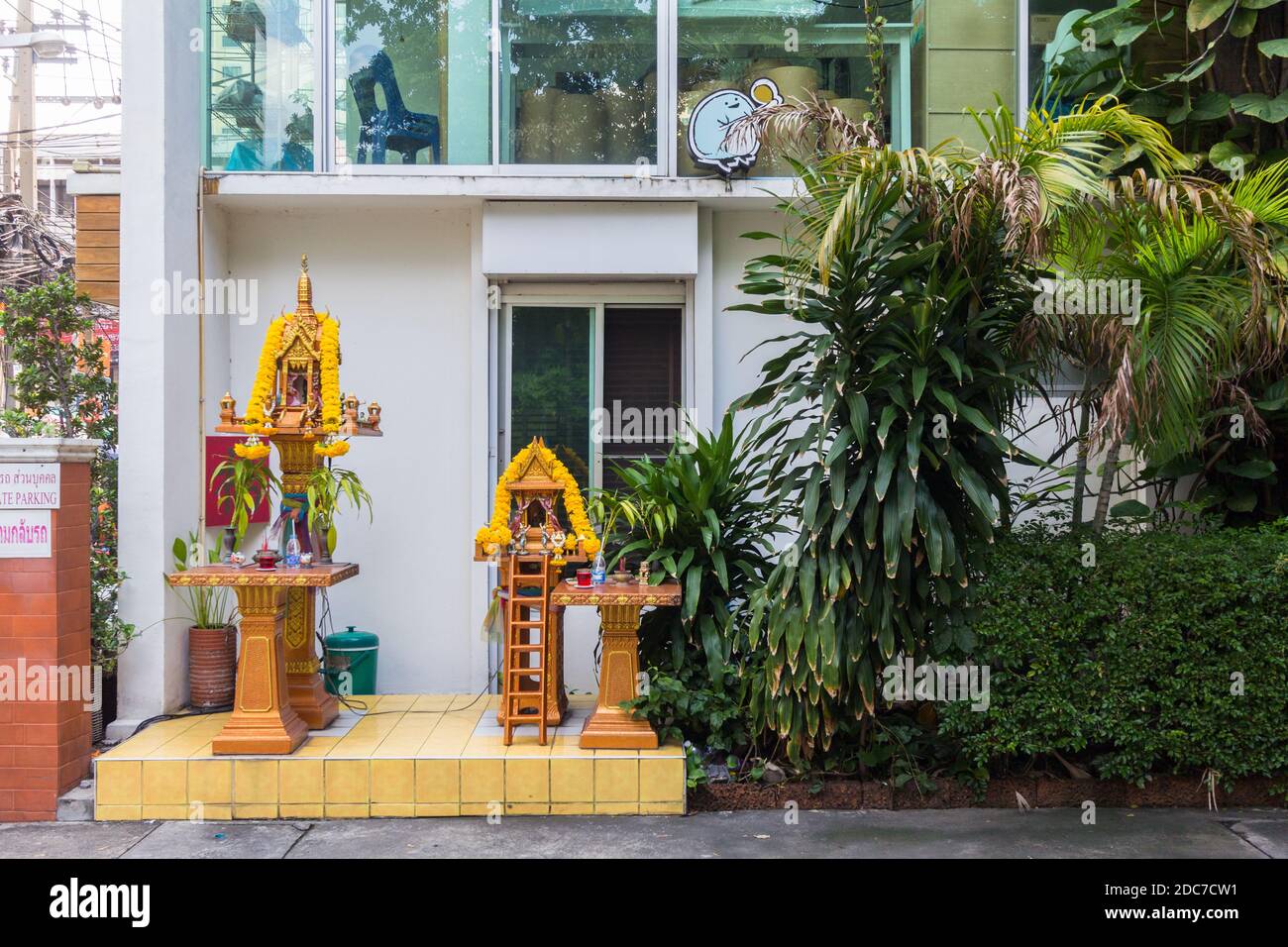 Une maison d'esprit thaïlandaise est un point de vue commun dans les rues de Thaïlande Banque D'Images