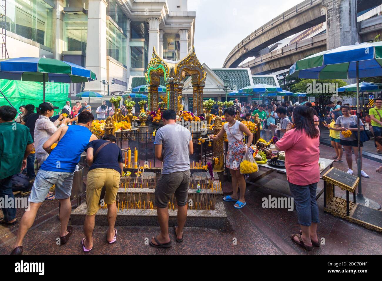 De nombreux thaïlandais proposent des prières au célèbre sanctuaire Erawan de Bangkok, en Thaïlande Banque D'Images