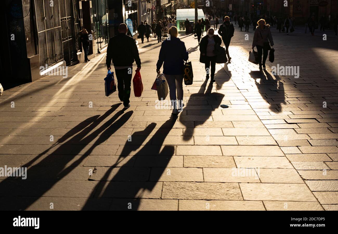 Glasgow, Écosse, Royaume-Uni. 19 novembre 2020. La veille de l'imposition du plus haut niveau 4 à l'ouest et au centre de l'Écosse, les magasins du centre-ville de Glasgow et les rues sont occupés par des membres du public. Photo : Shadows of Shoppers sur Buchanan Street. Iain Masterton/Alay Live News Banque D'Images