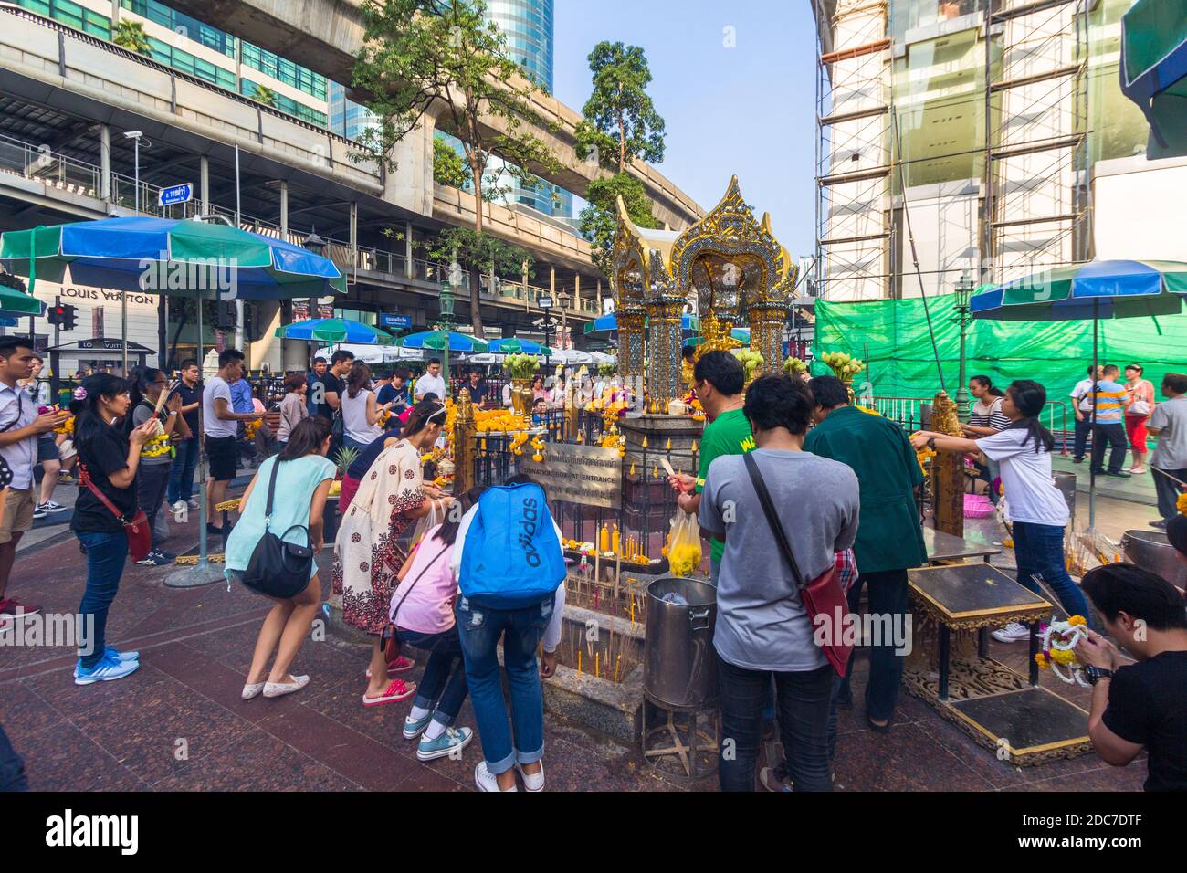 De nombreux thaïlandais proposent des prières au célèbre sanctuaire Erawan de Bangkok, en Thaïlande Banque D'Images