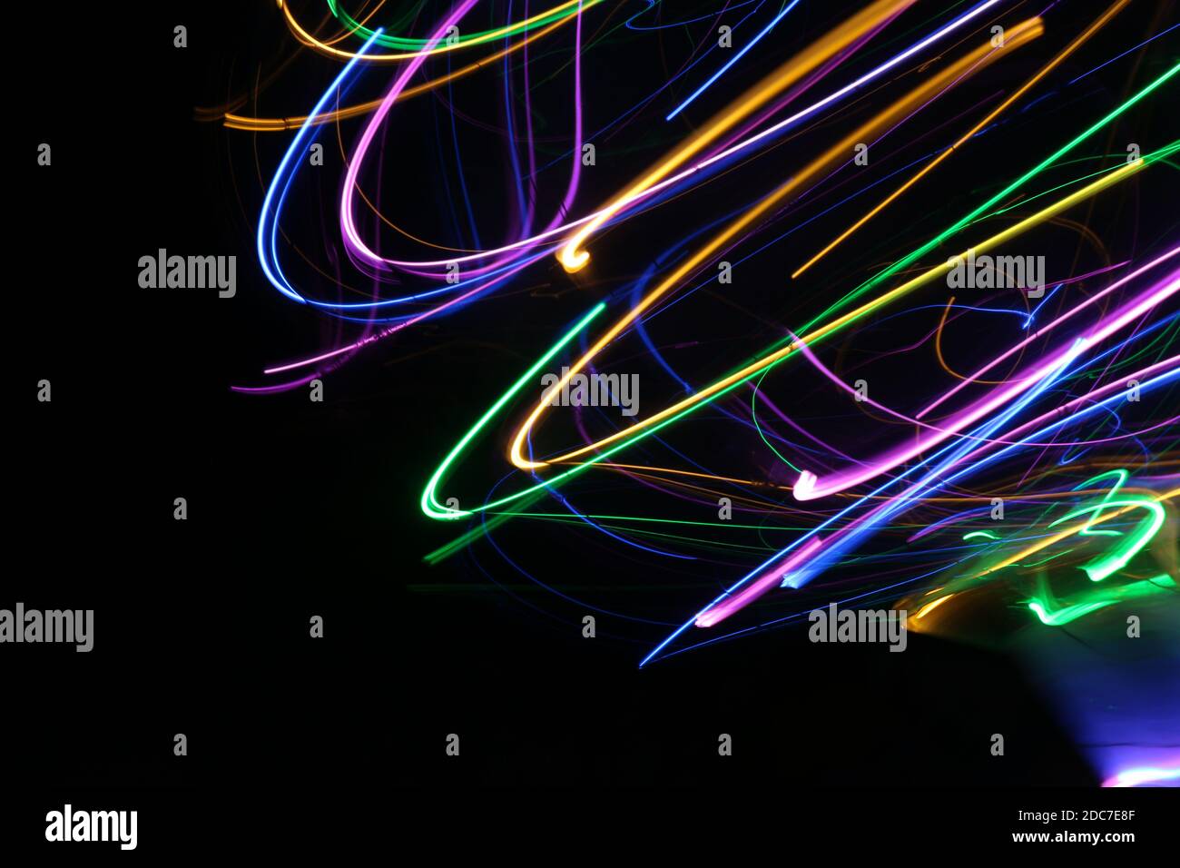 La lumière en mouvement : une boule en rotation avec des lumières tournées avec une longue exposition Banque D'Images