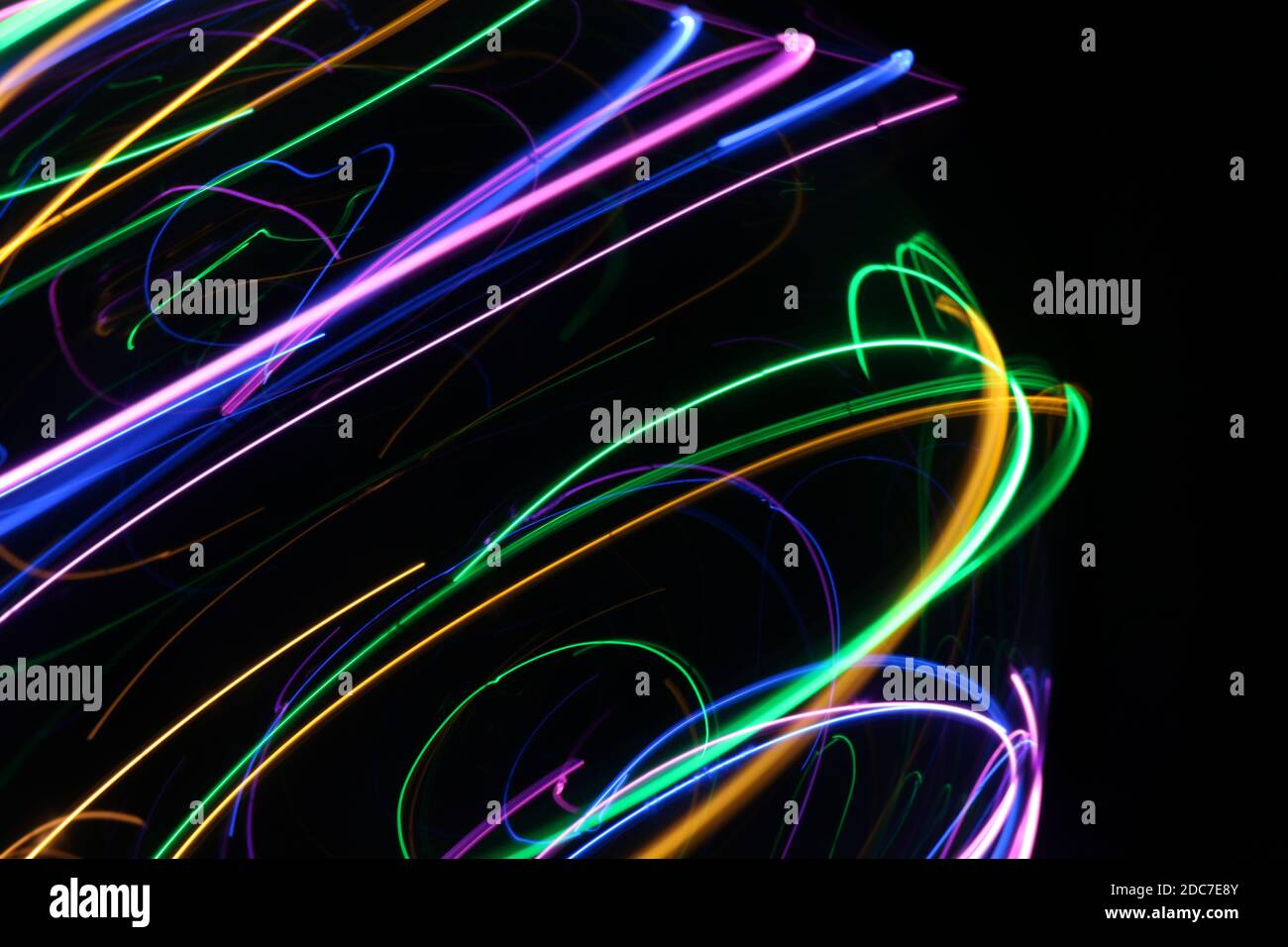 La lumière en mouvement : une boule en rotation avec des lumières tournées avec une longue exposition Banque D'Images