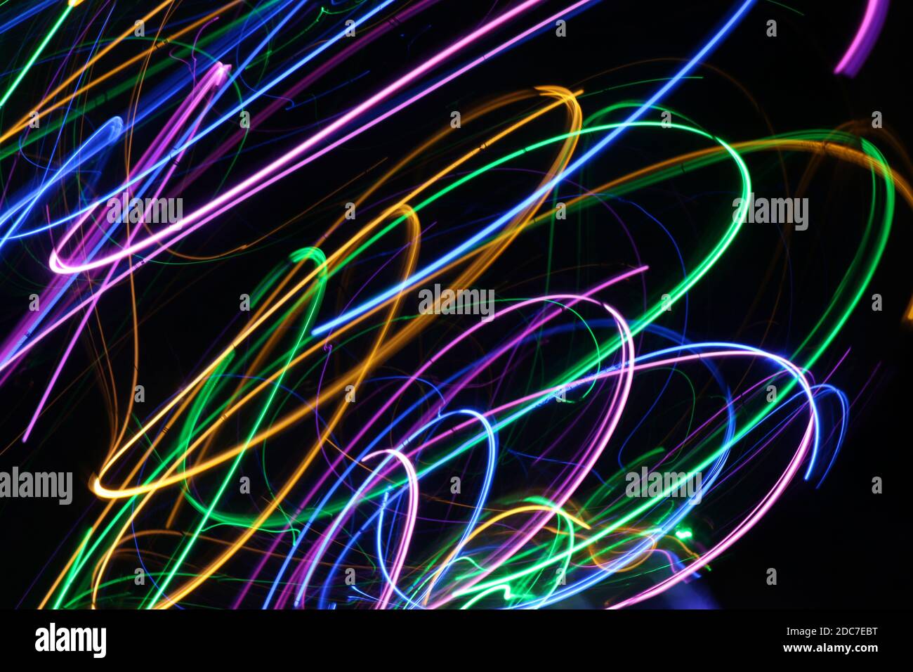 La lumière en mouvement : une boule en rotation avec des lumières tournées avec une longue exposition Banque D'Images