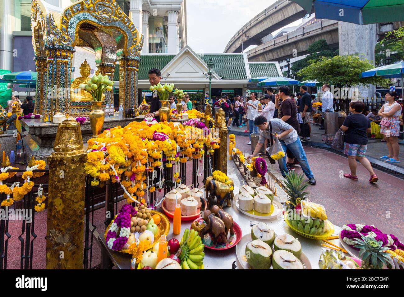 De nombreux thaïlandais proposent des prières au célèbre sanctuaire Erawan de Bangkok, en Thaïlande Banque D'Images