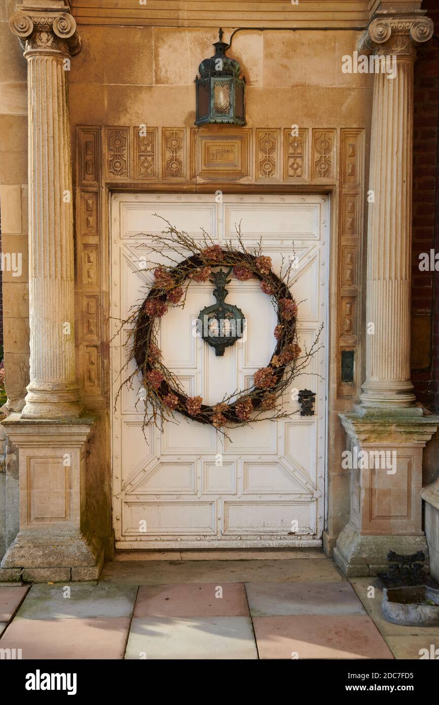 Christmas Door Wreath, à la porte d'une majestueuse porte de maison.England, UK, GB. Banque D'Images