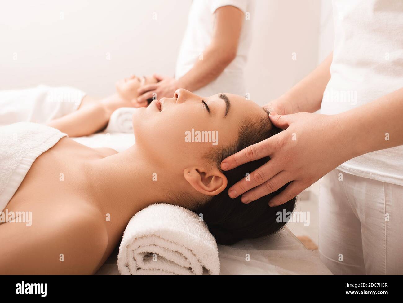 Massage thaïlandais. Femmes asiatiques pendant un massage de la tête anti-stress au salon de bien-être Banque D'Images