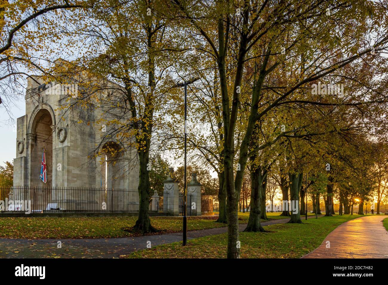 The Arch of Remembrance, un mémorial de la première Guerre mondiale conçu par Sir Edwin Lutyens et situé dans le parc Victoria de Leicester Banque D'Images