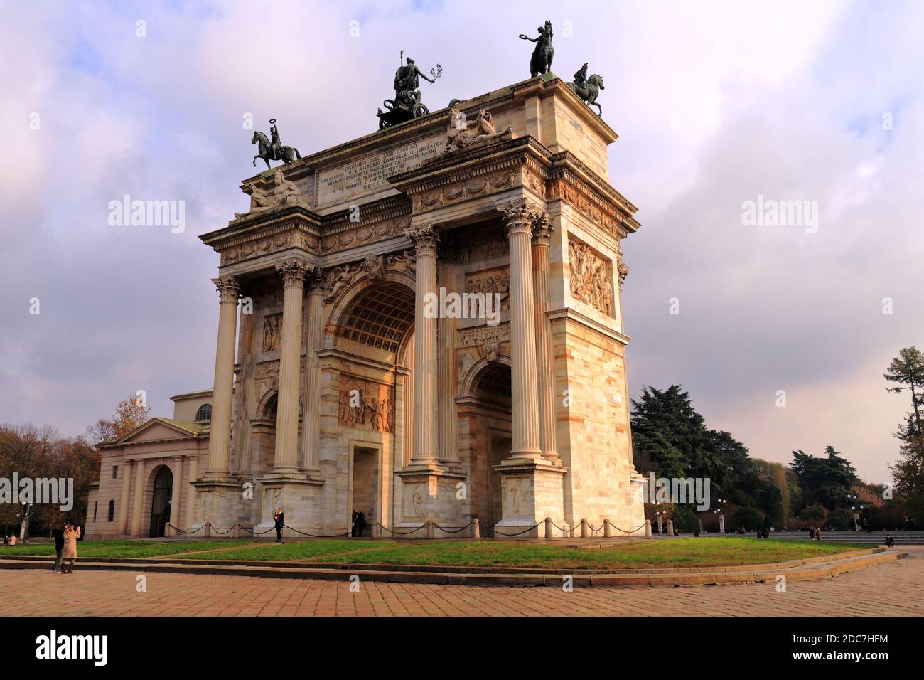 Arco della Pace à Milan, Italie, au coucher du soleil. Banque D'Images