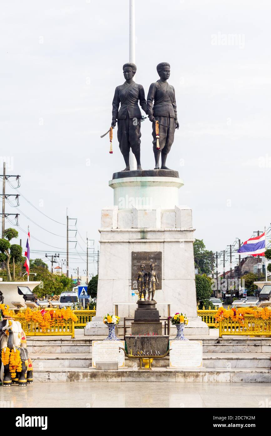 Le monument Heroines le long de la route Thepkasattri de Thalang à Phuket, Thaïlande Banque D'Images