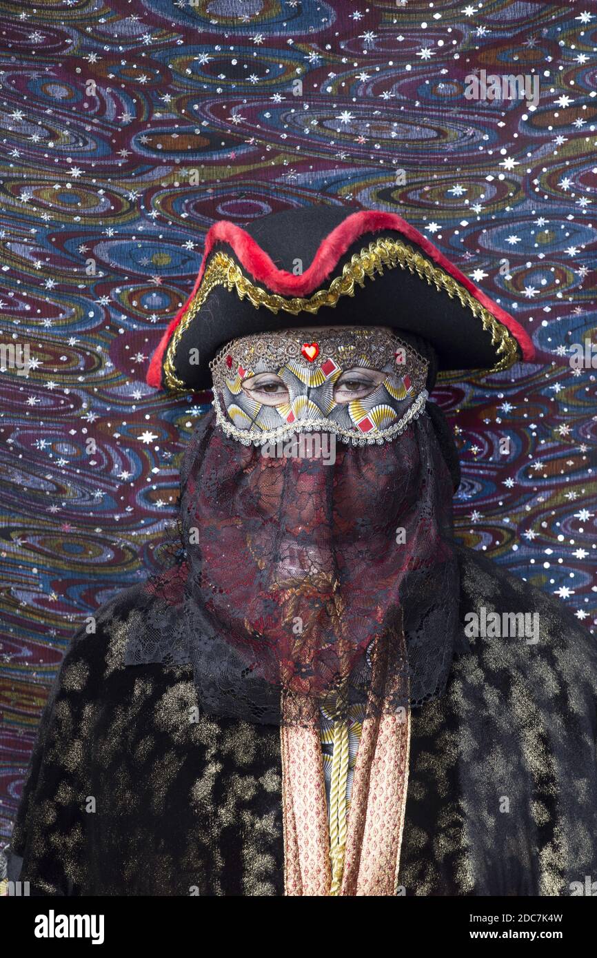 Un homme dans un masque traditionnel de Venise pendant le mondialement célèbre carnaval Banque D'Images