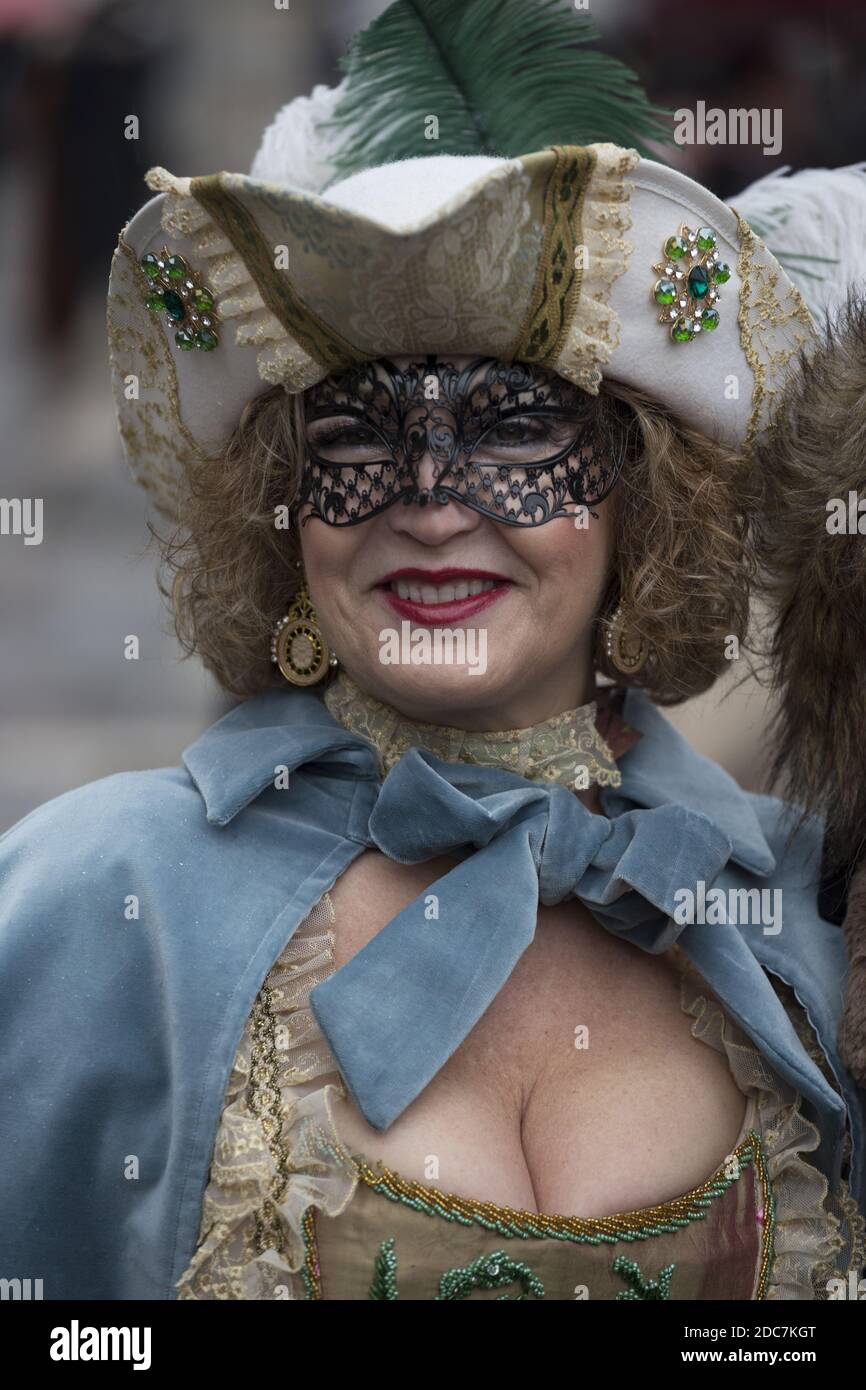 Une femme dans une belle robe et masque traditionnel de Venise pendant le célèbre carnaval Banque D'Images
