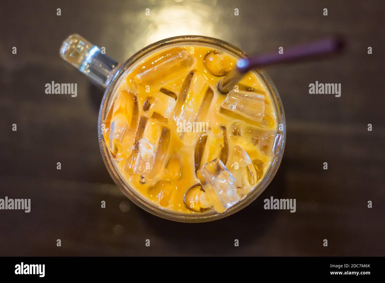 Thé traditionnel thaïlandais au lait glacé à Phuket, en Thaïlande Banque D'Images