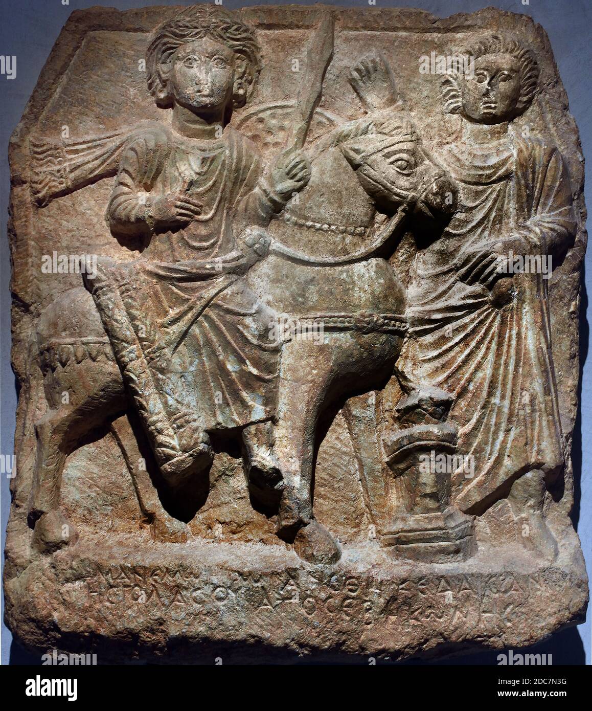 Bas relief avec le cavalier dieu Manesos, deuxième, 2e siècle après J.-C., région de Doura Europos - Dura-Europus, était une ville frontalière hellénistique, parthienne et romaine construite sur un escarpement de 90 mètres (300 pieds) au-dessus de la rive droite de l'Euphrate. Il est situé près du village de Salhiyé, dans la Syrie d'aujourd'hui. Banque D'Images