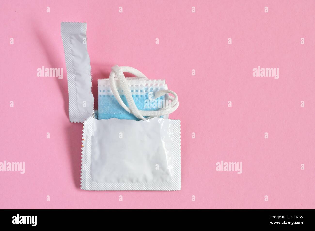 Single condom Banque de photographies et d'images à haute résolution - Alamy