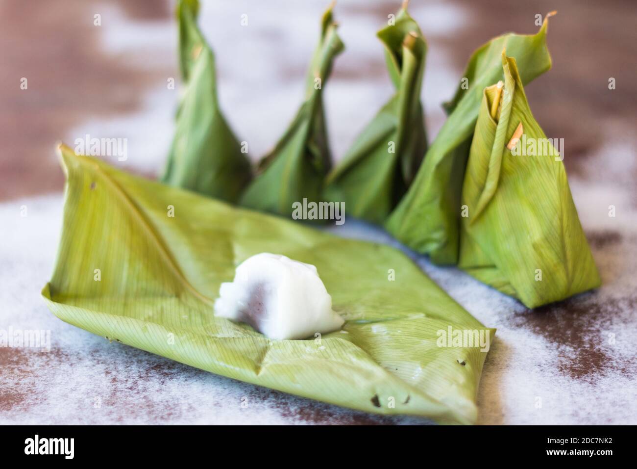 Gâteaux de riz thaïlandais traditionnels en feuilles de banane à Phuket, en Thaïlande Banque D'Images