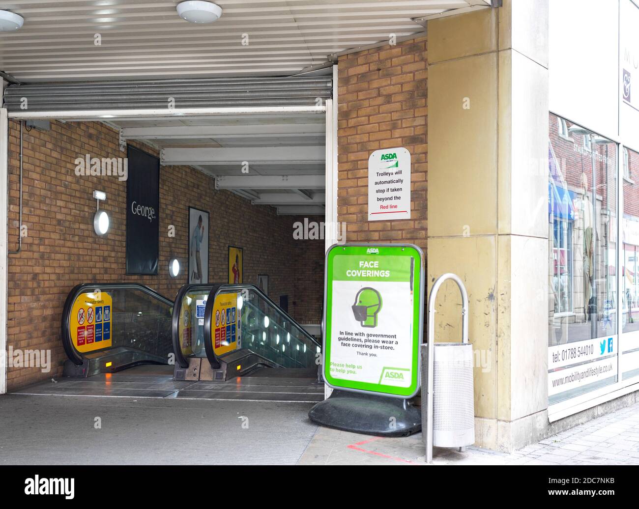 Supermarché ASDA dans le centre-ville de Rugby avec poster d'information sur les covidés Banque D'Images