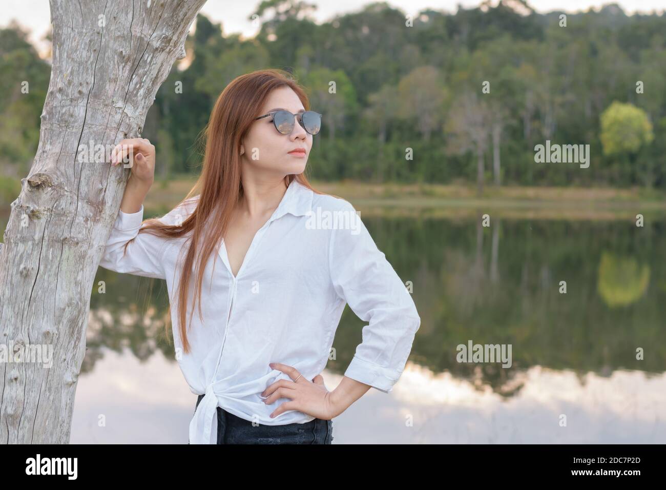 Portrait femme asiatique debout dans la forêt Banque D'Images