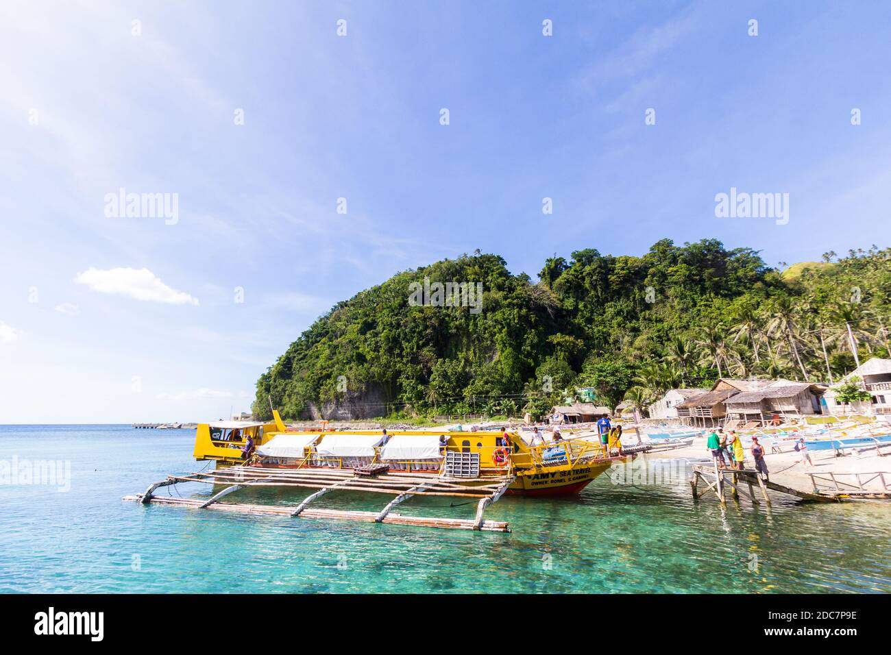 Bateau-stabilisateur motorisé amarré à l'île de Limasawa, dans le sud de Leyte, aux Philippines Banque D'Images