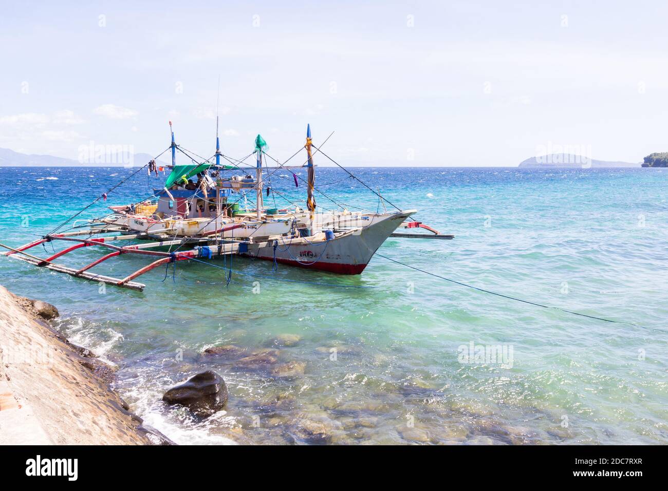 Bateau à stabilisateur motorisé amarré dans le sud de Leyte, aux Philippines Banque D'Images