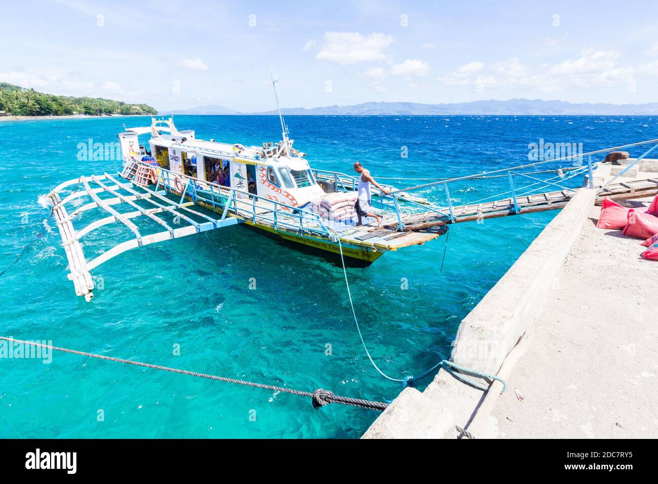 Bateau à stabilisateur motorisé amarré dans le sud de Leyte, aux Philippines Banque D'Images