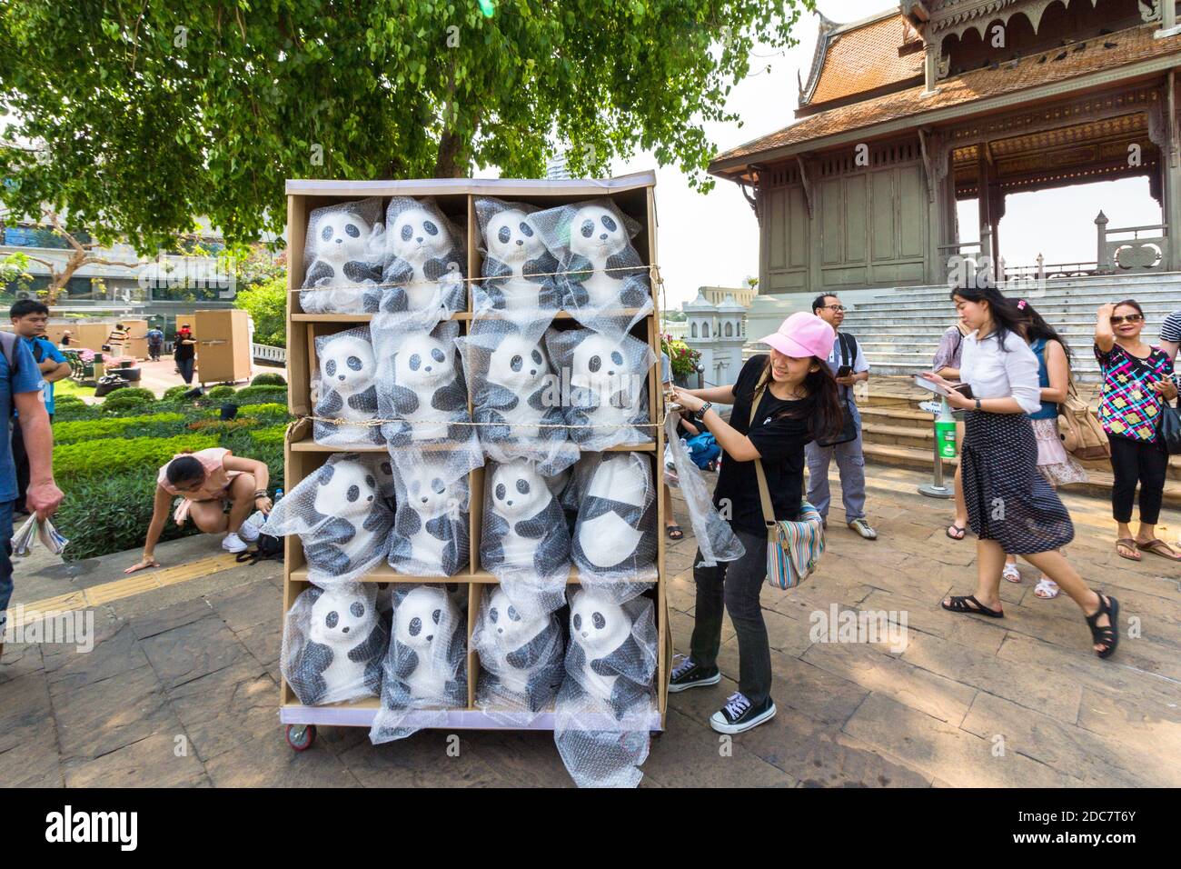 Les Pandas 1600 par l'artiste Paulo Grangeon au parc Santi Chai Prakan à Bangkok, Thaïlande Banque D'Images
