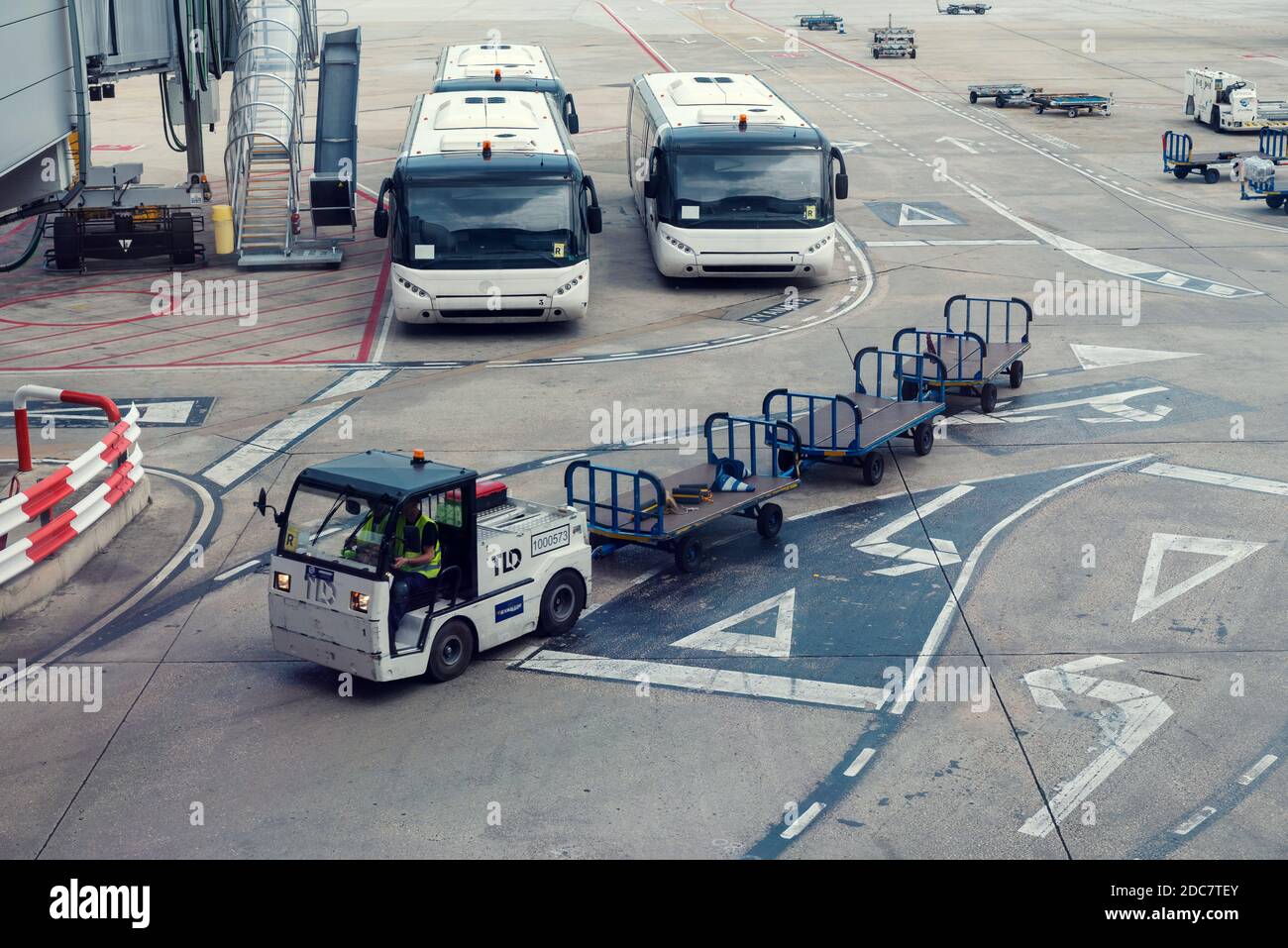 2018, 9 mai, Sofia, Bulgarie. Deux bus et un camion pour les bagages sur une piste à l'aéroport de Sofia Banque D'Images
