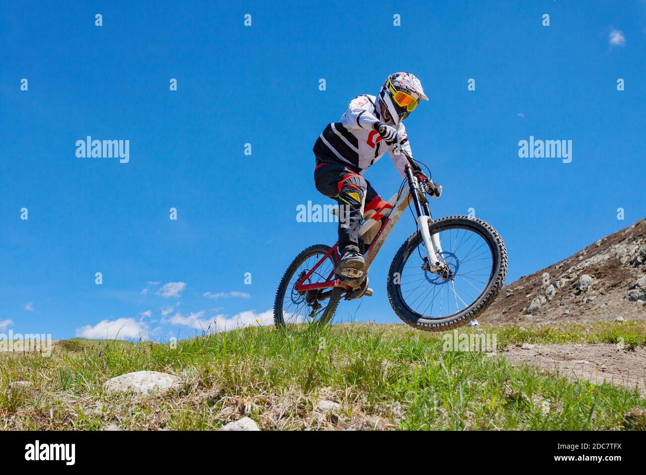 athlète en descente avec vtt dans les hautes montagnes Banque D'Images