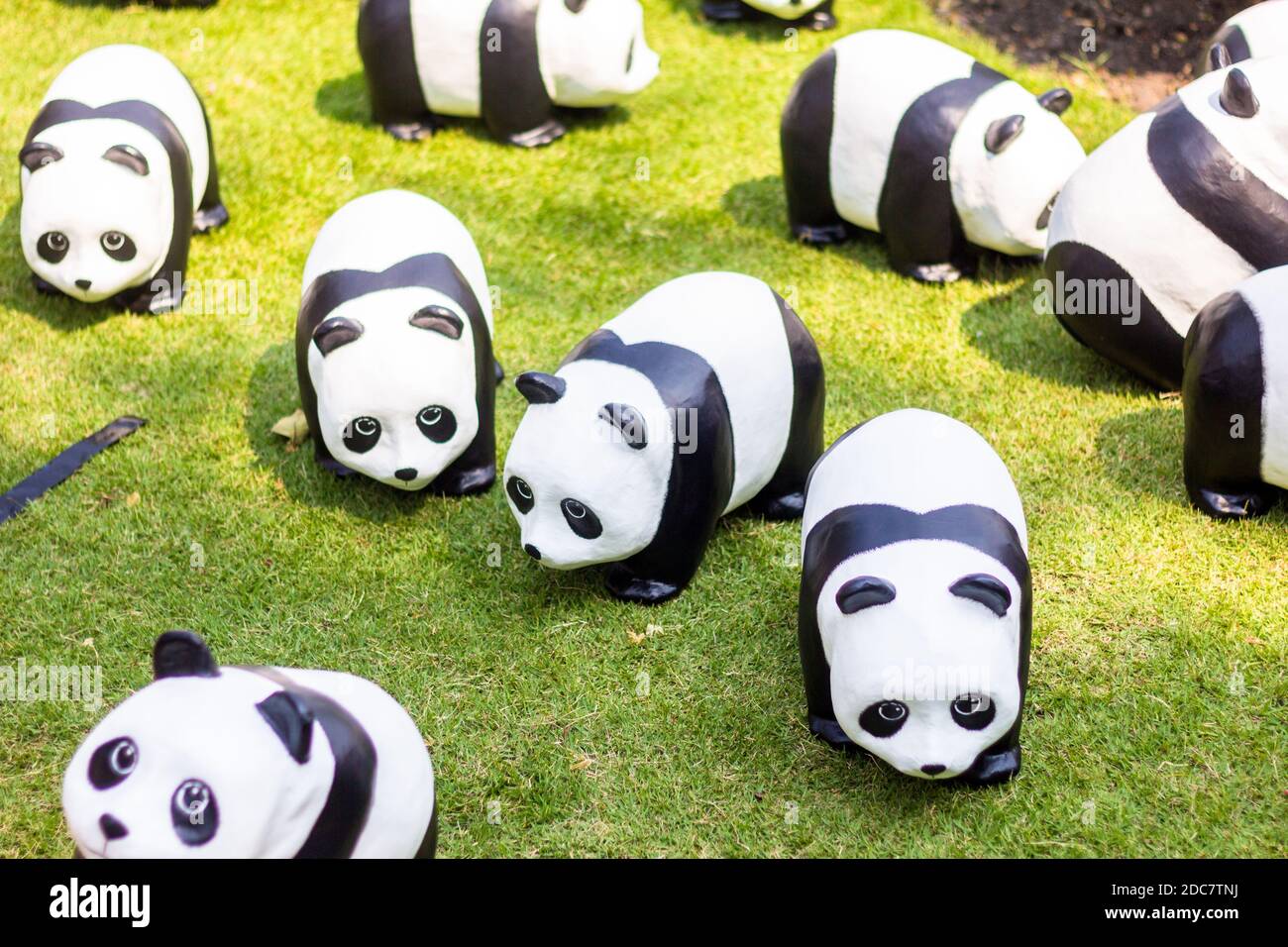 Les Pandas 1600 par l'artiste Paulo Grangeon au parc Santi Chai Prakan à Bangkok, Thaïlande Banque D'Images