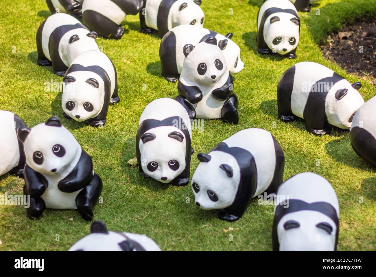 Les Pandas 1600 par l'artiste Paulo Grangeon au parc Santi Chai Prakan à Bangkok, Thaïlande Banque D'Images