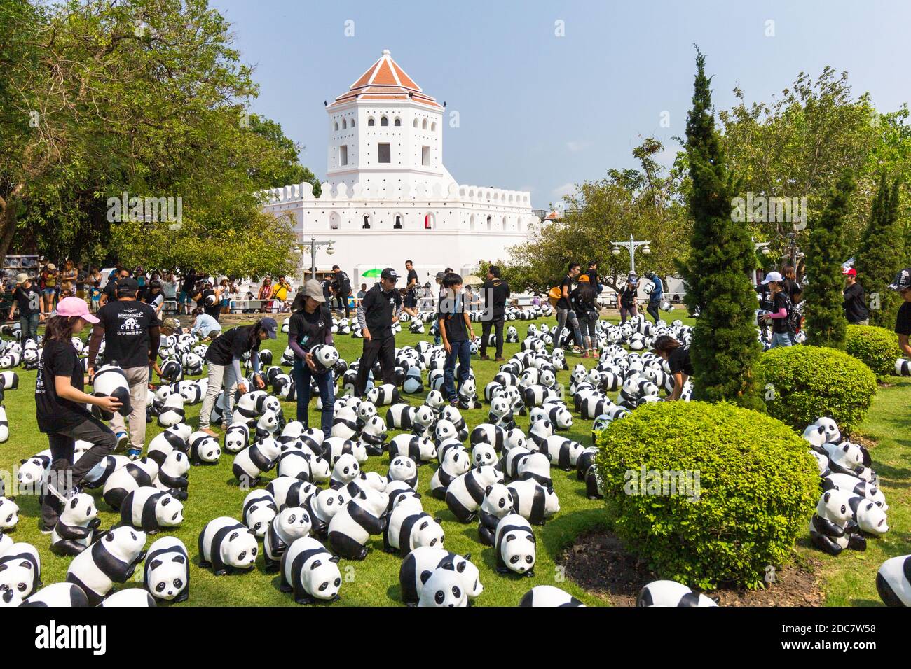Les Pandas 1600 par l'artiste Paulo Grangeon au parc Santi Chai Prakan à Bangkok, Thaïlande Banque D'Images