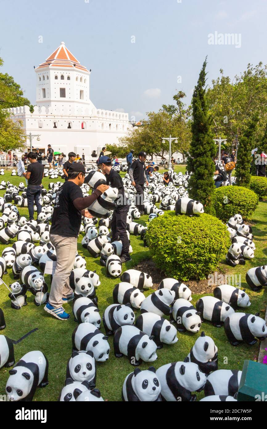 Les Pandas 1600 par l'artiste Paulo Grangeon au parc Santi Chai Prakan à Bangkok, Thaïlande Banque D'Images