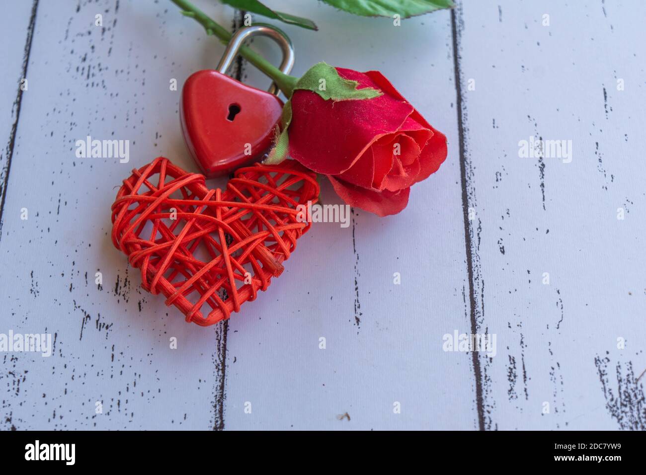 Roses et touches rouges sur table en bois concept de la Saint-Valentin et le jour de l'amour Banque D'Images