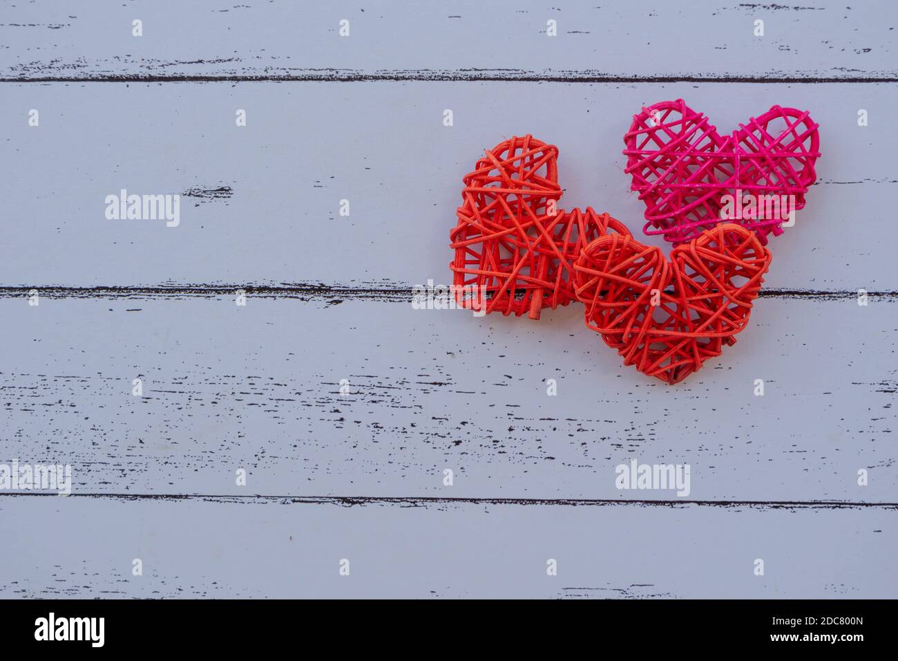 Roses et touches rouges sur table en bois concept de la Saint-Valentin et le jour de l'amour Banque D'Images