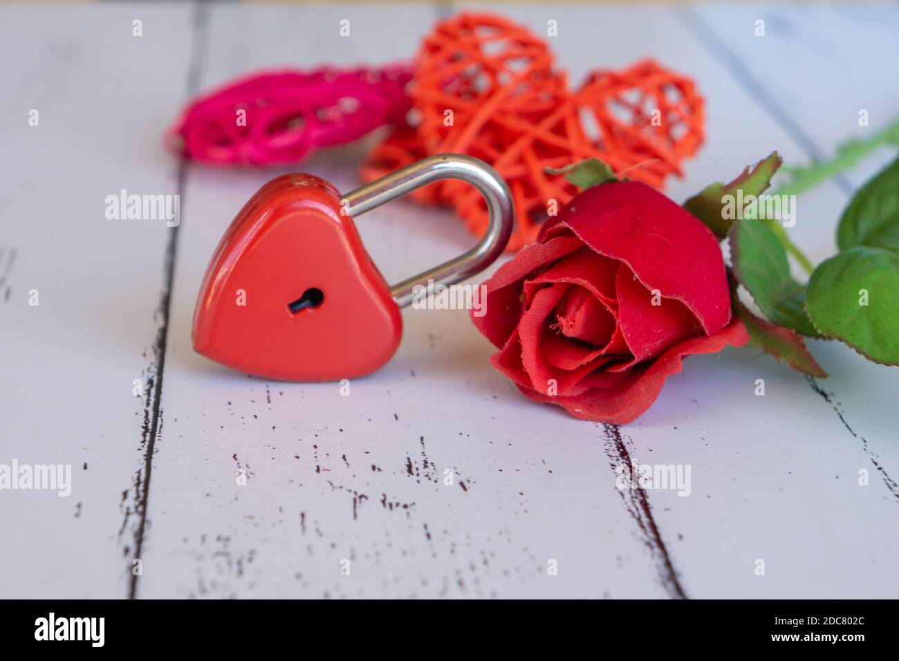 Roses et touches rouges sur table en bois concept de la Saint-Valentin et le jour de l'amour Banque D'Images