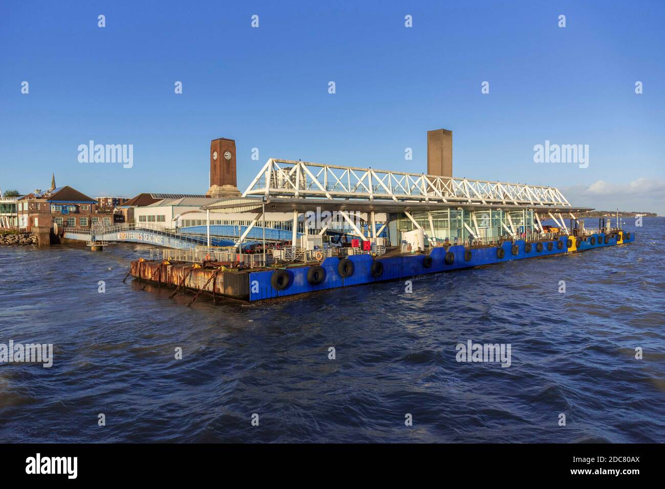 Quai flottant du terminal de ferry Mersey Ferries Seacombe Banque D'Images