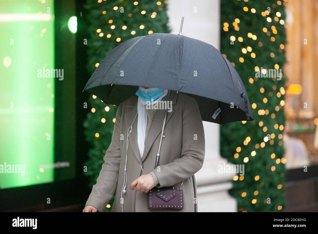 Londres, Royaume-Uni, 19 novembre 2020 : malgré le maintien de l'Angleterre et le temps pluvieux, certains font du lèche-vitrine ou utilisent Click and Collect dans le West End de Londres. Les fenêtres du grand magasin Selfridges sont une attraction pour les passants. Anna Watson/Alay Live News Banque D'Images